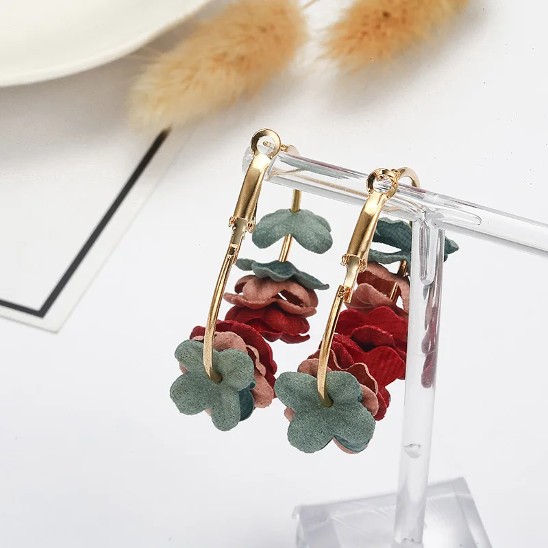 

SexeMara Korean 2018 Elegant Fabric Flower Stud Earrings Bijoux Sweety Petal Alloy Ear Circle Big Earrings Charm For Women