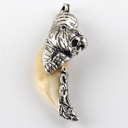 

Color dog TOOTH NECKLACE hidden evil men Silver Pendant Langya oversized silver lettering.