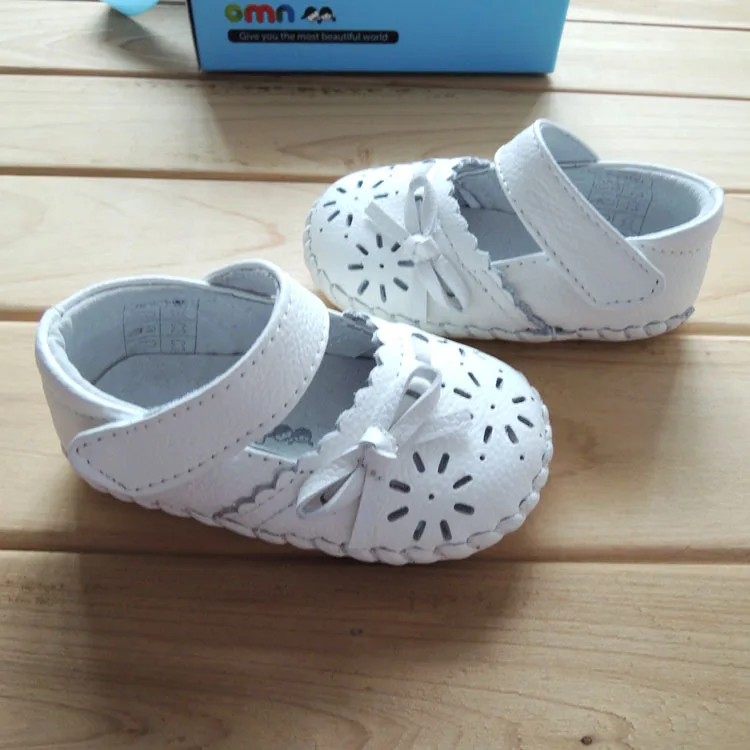 Estilo de Verão Meninas da Criança Couro Genuíno Primeiros Caminhantes Sapatos Fretwork Moda Bebê Infantis Botas Omn 4 Cheap Primeiros caminhantes