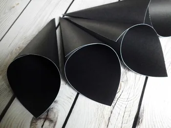 

Wedding elegant confetti cone,Black petal wedding favor, party table decor,popcorn cones,wedding toss