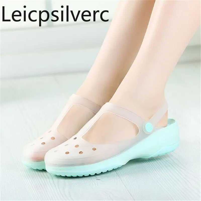 المرأة الصيف الصنادل صنادل شاطئ هي لطيف أحذية امرأة.