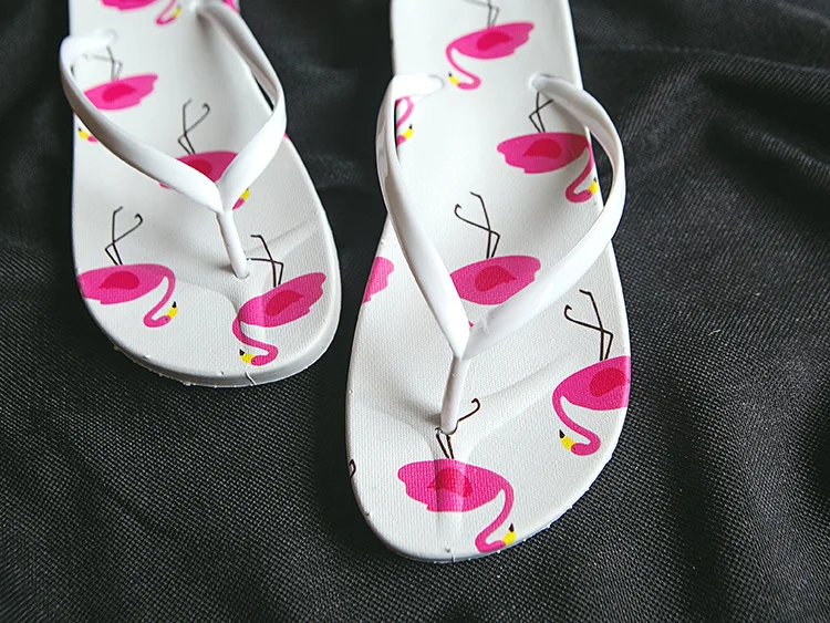 PADEGAO/женские летние милые пляжные сандалии; Вьетнамки; шлепанцы с рисунком Фламинго; женские шлепанцы для бассейна на плоской подошве