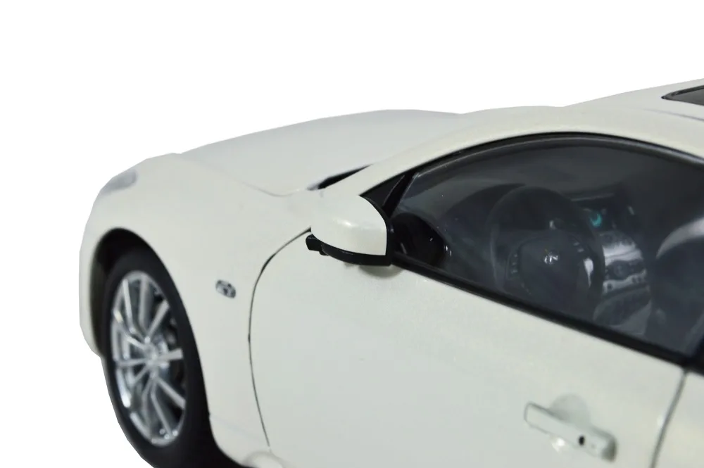 Infiniti_G37_coupe_2013_White_010