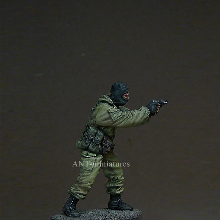 1/35 полицейский удерживающий пистолет современный солдат фигура из смолы GK без