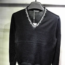 Мужской черный свитер с белым цветком и v-образным вырезом