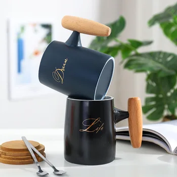 

Large-capacity wooden handle frosted coffee mug,light luxury mugs with spoon lid Nordic gold cup business office tea cup 400ml