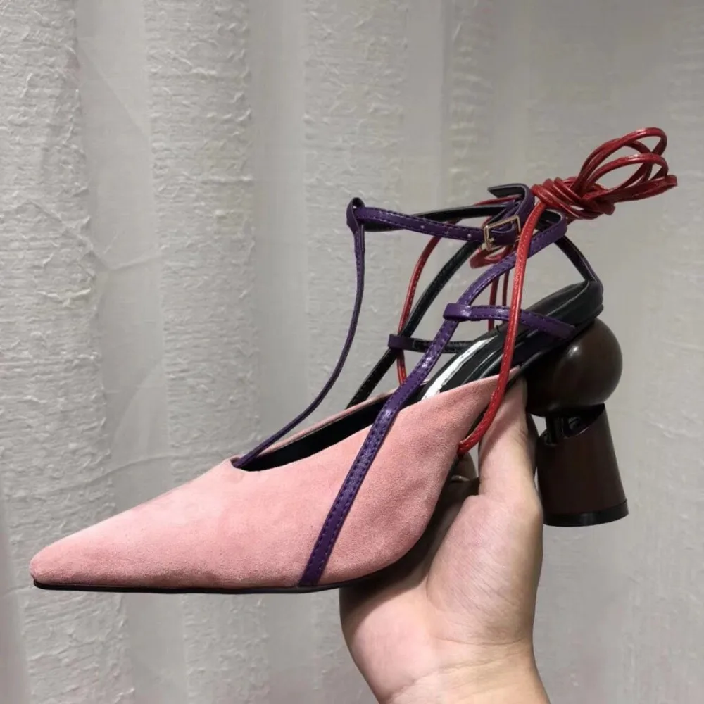 Стиль с перекрестной шнуровкой Обувь для подиума высокие модная обувь Для женщин странный стиль каблука с острым носком смешанных Цвет; яловые сапоги Для женщин класса люкс