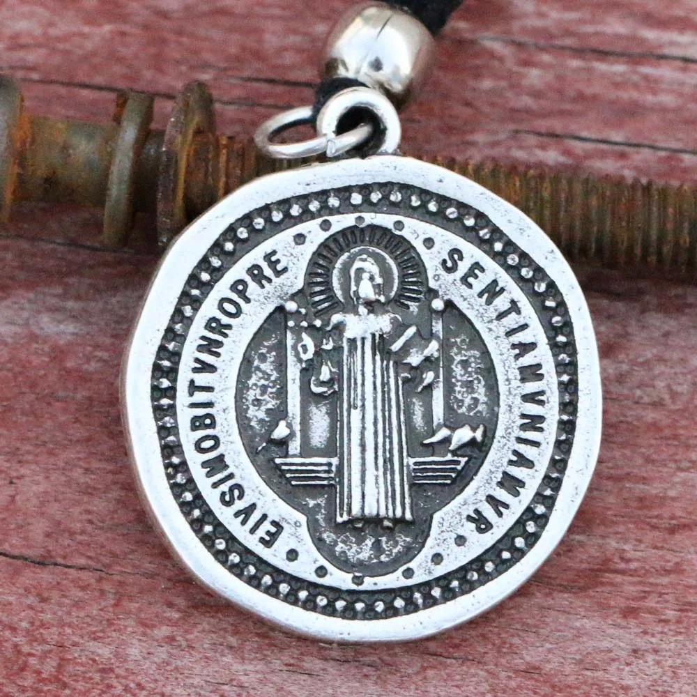 Медальон из ватикана. Католический медальон святой марии 1838. Медальон святого. Медальон святого. Медальон святого.