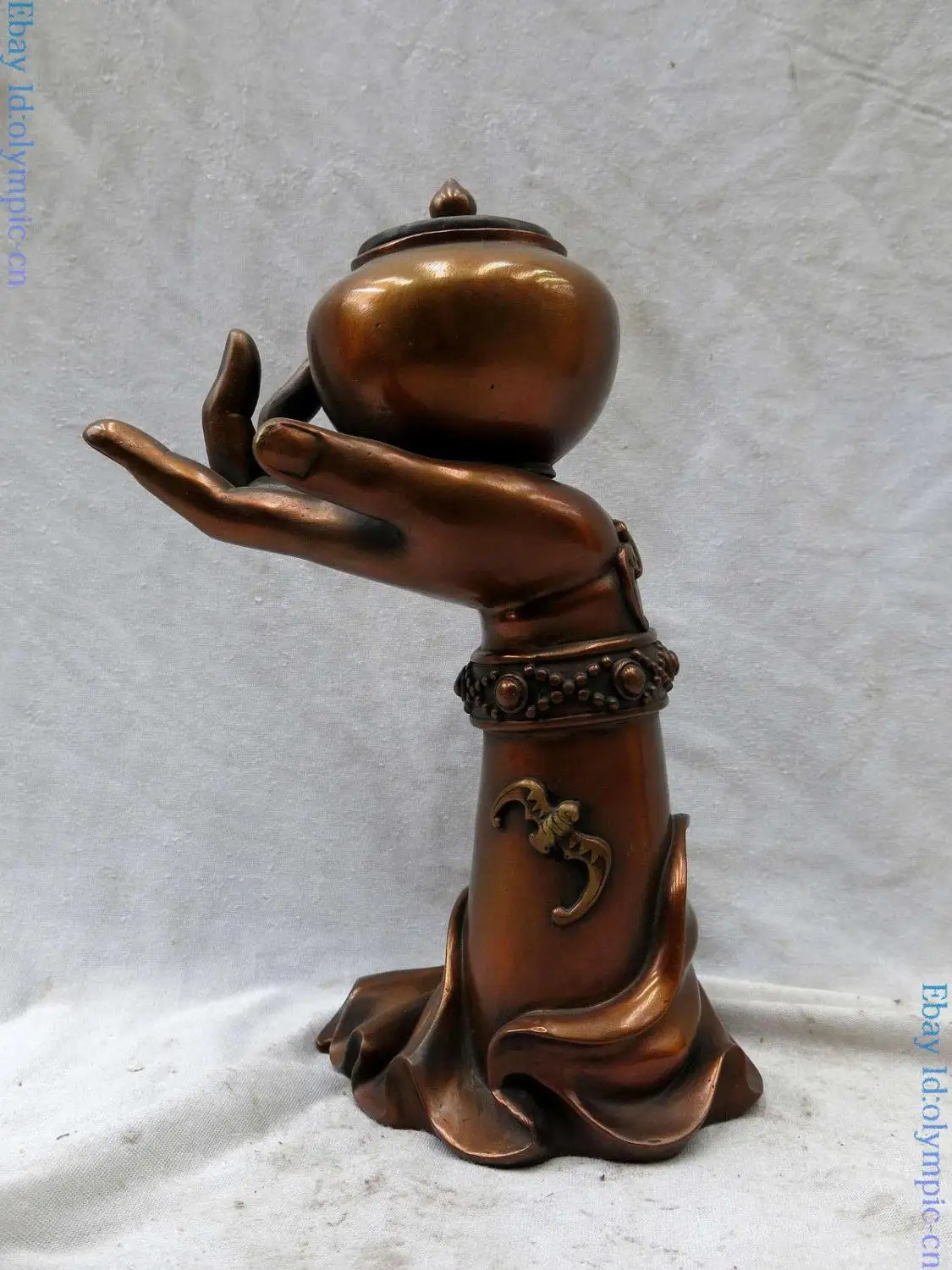 

Fine red bronze sculpture China bat lucky buddhism Kwan-yin hand copper Statue