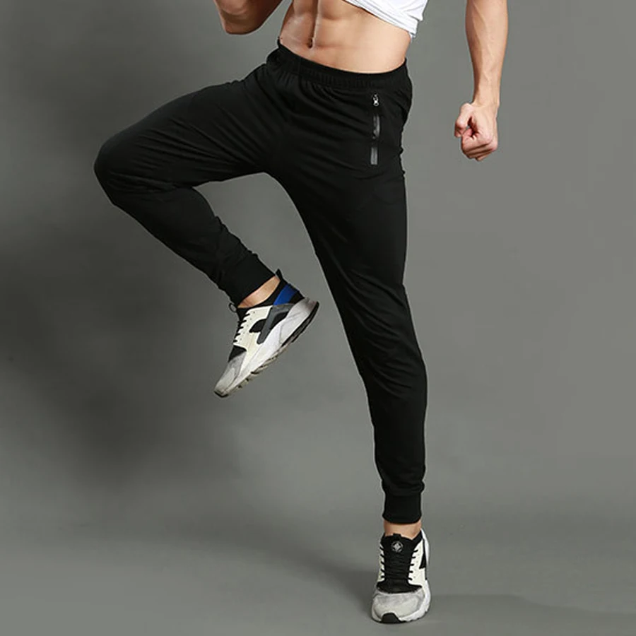 Hombre en ropa deportiva corriendo para hacer ejercicio, fitness y