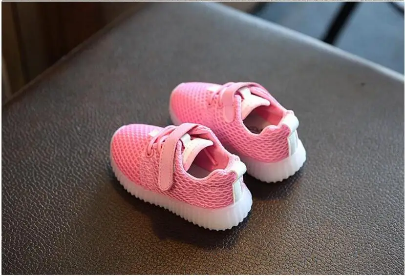 Новинка 2017 года маленьких Обувь для мальчиков Обувь для девочек дышащие Нескользящие плоские Обувь дети светодиодные светящиеся туфли