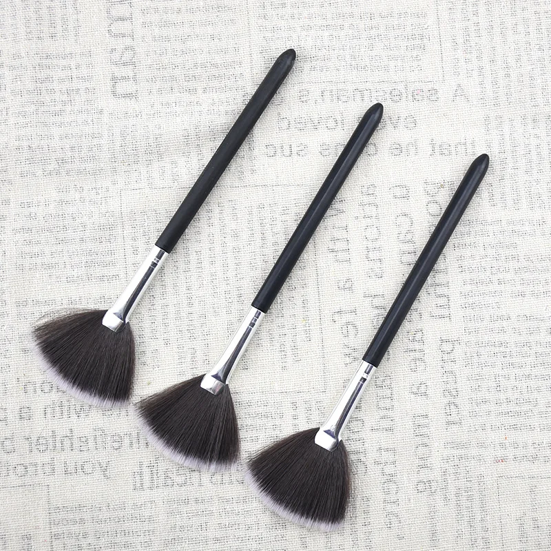 

1Pcs Makeup Brushes Fan Brush Women Make Up Black Makeup Brushes Foundation concealing Synthetic Hair Tapered Highlighter Brush