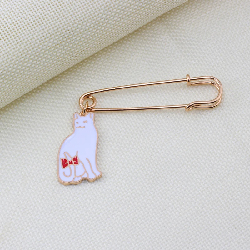 Металлическая эмалированная брошь в виде кошки черного и белого цвета|Броши| |