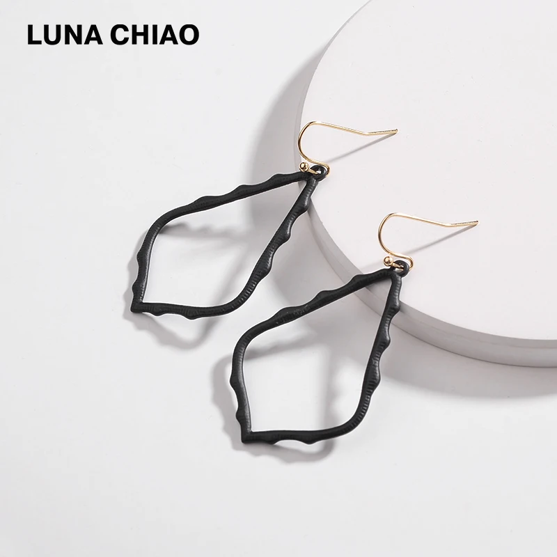 

LUNA CHIAO 2018 Fall Winter Color Geometric Water Drop Shape Colored Coating Simple Earrings for Women