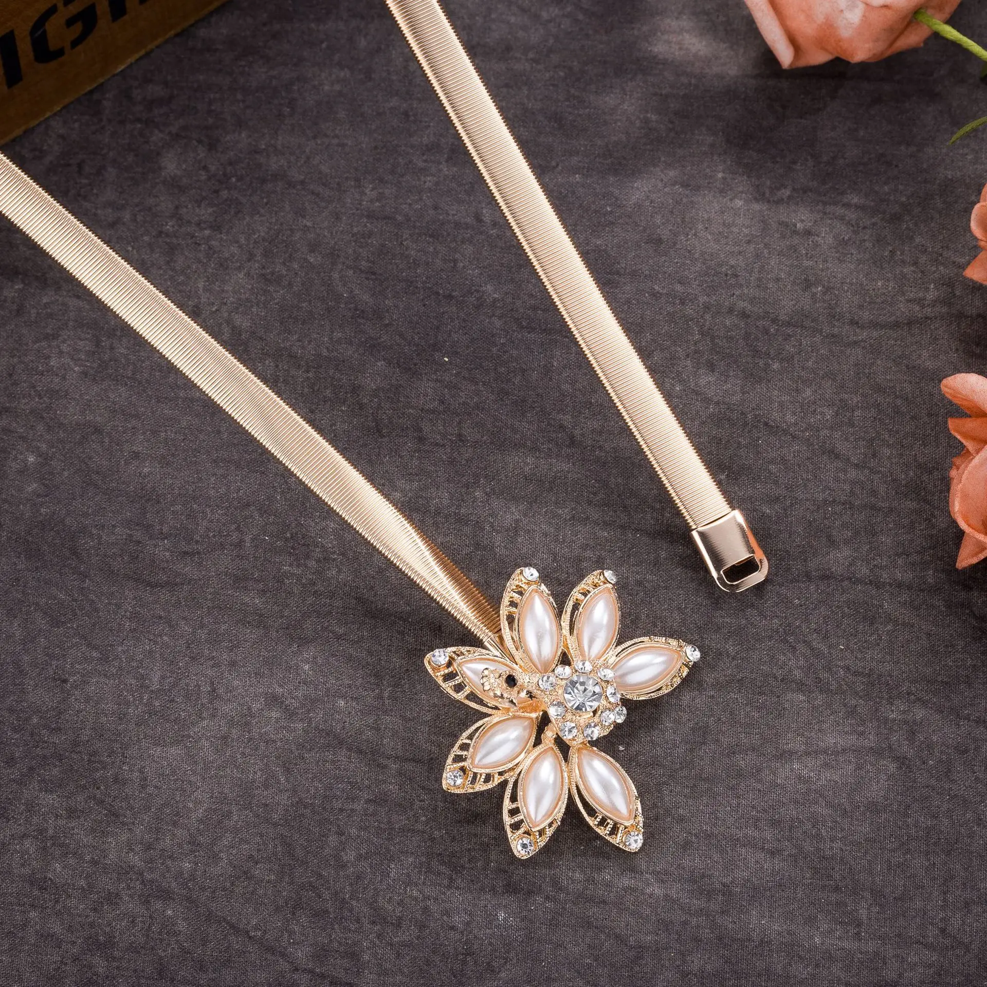 New Women Metal Belt Peacock Animal Flower Chain Fashion Metal Buckle Thin Elastic Waist Gold Women Skinny Belt Cummerbunds
New Women Metal Belt Peacock Animal Flower Chain Fashion Metal Buckle Thin Elastic Waist Gold Women Skinny Belt Cummerbunds