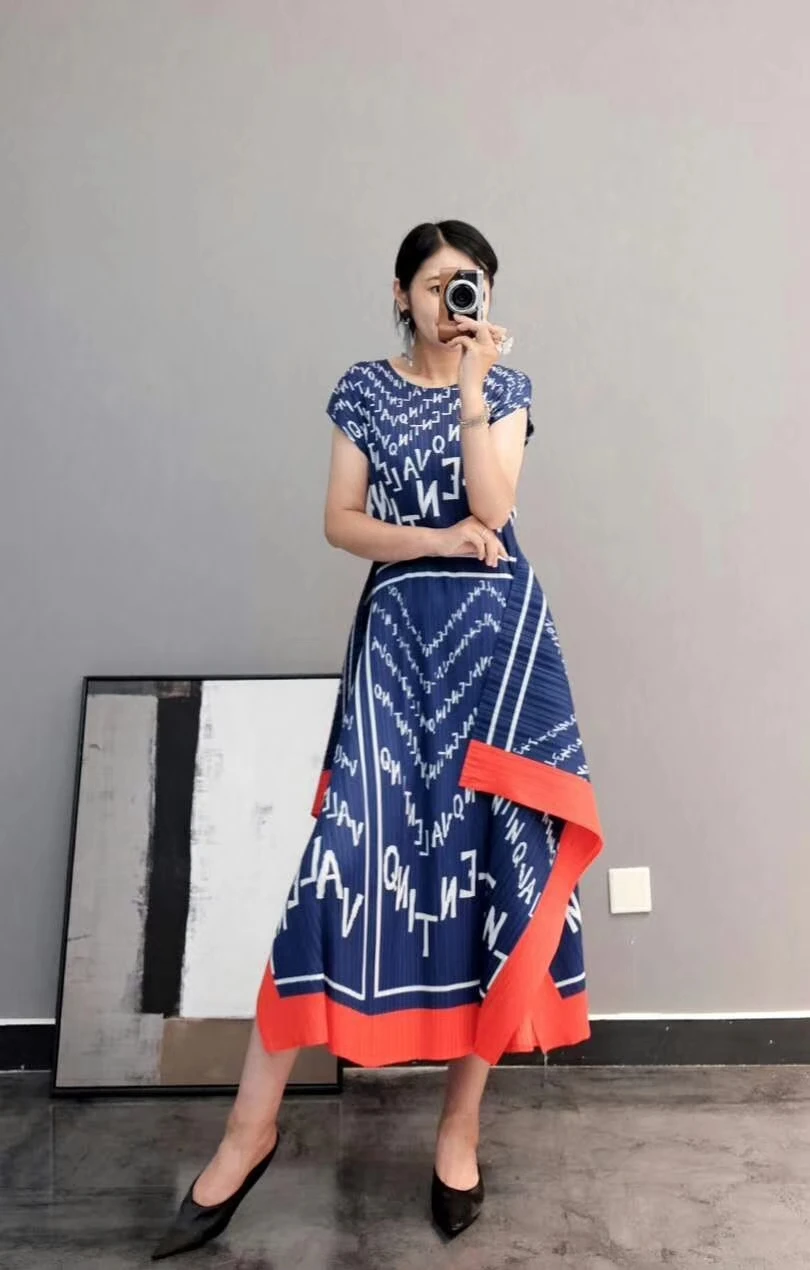 

FREE SHIPPING Summer new Miyake fold dress round neck pleated print irregular dress IN STOCK