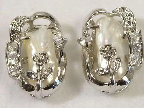 

FREE SHIPPING>>> wholesale Beautiful cultured white biwa pearl stud earrings free shipping