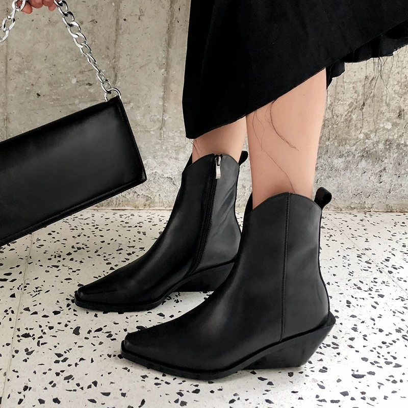 Ковбойские ботинки в ковбойском стиле; bottes femme; коллекция года; сезон осень-зима; слипоны; Цвет черный, белый; кожаные женские ботинки с острым носком