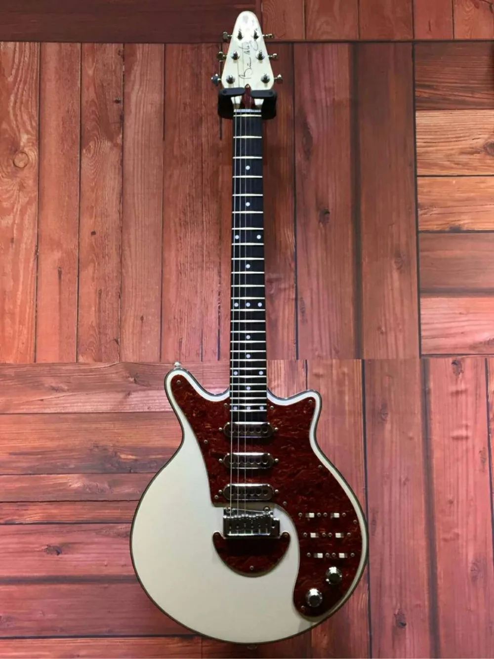 

Guild BM01 Brian May White Electric Guitar Red Pickguard 3 pickups Tremolo Bridge 24 Frets China Guitars