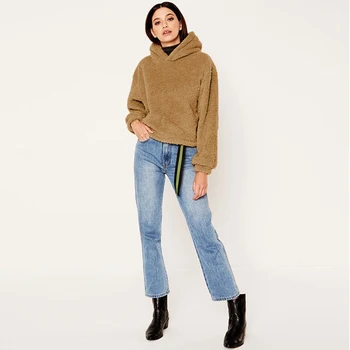 

The 2018 fall collection is thickened with a sleek, baggy hooded sweatshirt