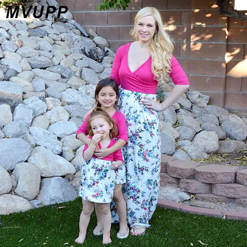 Платья для мамы и дочки Семья подходящая одежда v-образным вырезом с цветочным принтом Половина рукава маленькая и старшая сестра
