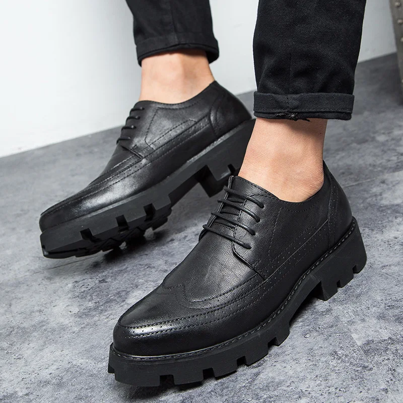 

MYCOLEN New Summer British Style Dress Shoes Men Vintage Brogue Shoes Leather Lace Up Man Shoes Sapato Social Masculino Adulto