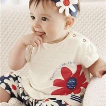 Популярный летний повседневный комплект одежды для девочек, футболка с длинным рукавом, лента для волос с цветочным рисунком, штанишки, комплект из трех предметов