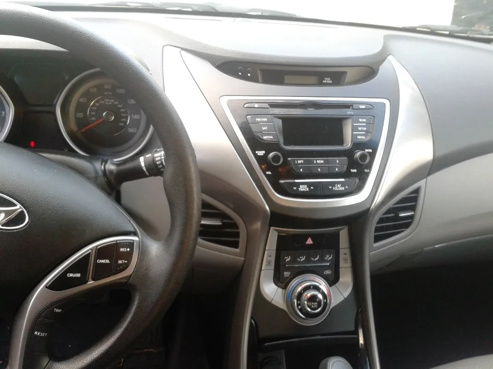 2013-Hyuandai-Elantra-dash