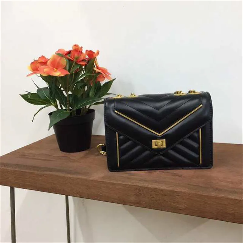 

2019 Korean Version of The New Leather Fashion Embroidered Lock Buckle Small Bag Real Leather Woman Bag Single Shoulder Bag
