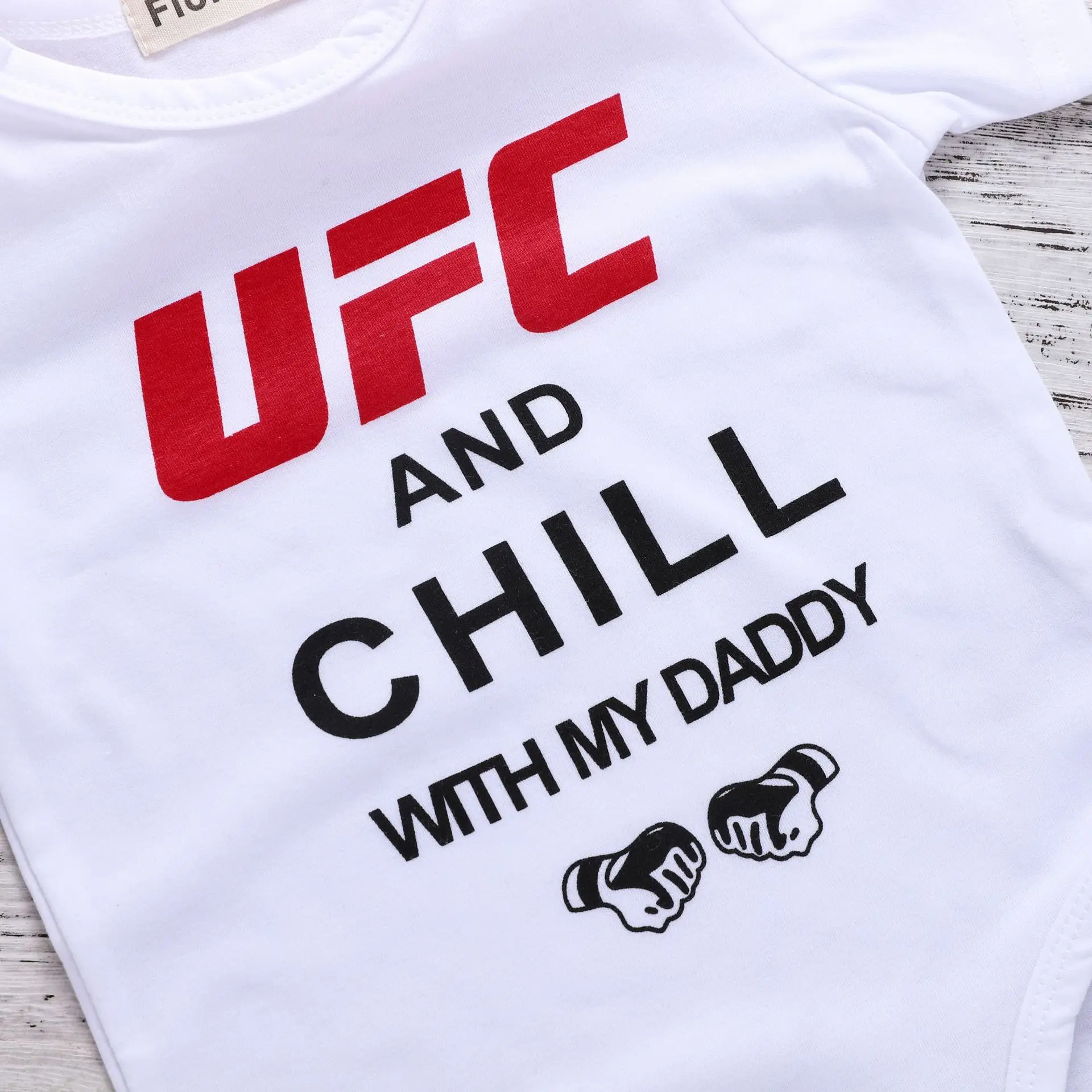 Одежда для маленьких девочек и мальчиков детские UFC Chill с папой Письмо печати боди для новорожденных белый хлопок короткий рукав Детские комбинезоны