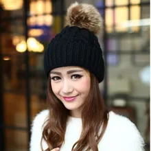 Лидер продаж; ; Новинка; высокое качество; Меховые помпоны; плетеные полосатые узоры; Разноцветные теплые женские зимние шапки; модные красивые шапочки