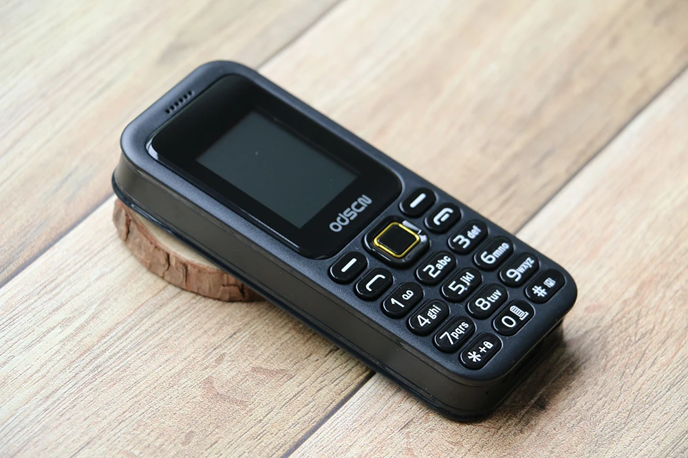 Дешевая цена 2G GSM Quad Band Dual Sim Whatsapp скоростной набор Powerbank BT 2,0 русская клавиатура мобильный телефон для пожилых людей
