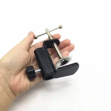 Консольный кронштейн из алюминиевого сплава с диаметром отверстия 12 мм и нескользящим ковриком для микрофонной подставки