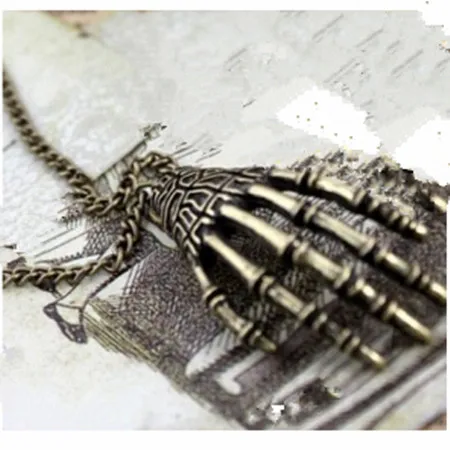 

2018 Gothic punk Vintage Personalized Pendant Necklace Bone Claws Skeleton hand Female necklace Sweater Chain