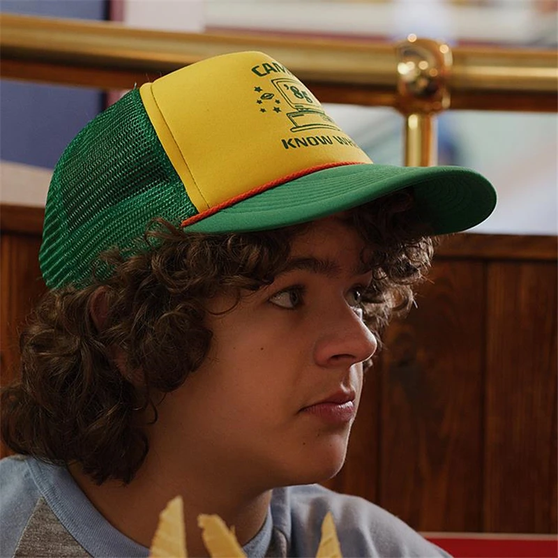 

Top Quality Stranger Things 3 Dustin Henderson Cosplay Hat CAMP KONW WHERE Demo Canvas Cotton Baseball Cap Kids Adult Hats Caps