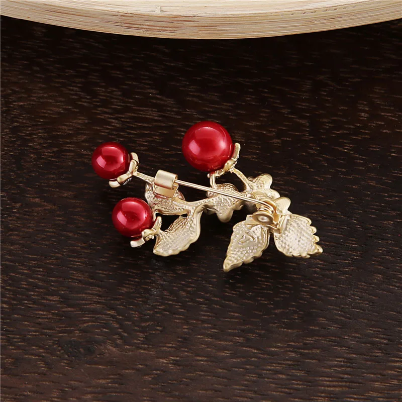 TDQUEEN Brooches Red Simulated Pearl Flower Pins and Brooches Safety Pin Jewelry Zinc Alloy Metal Brooch for Women BR0054-4