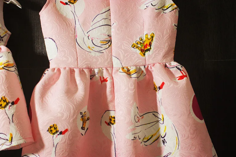 Брендовые платья без рукавов с плиссированной юбкой на весну-лето розового и зеленого цветов большие размеры сарафан для малышей семейный комплект платьев для мамы и дочки