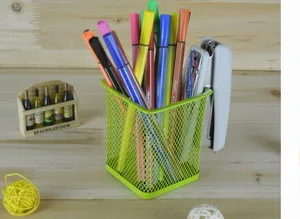 Полый дизайн металлический держатель для ручек квадратный Рабочий стол аккуратные офисные аксессуары ручка и контейнер для карандашей украшение стола держатель для канцелярских принадлежностей - Цвет: Зеленый