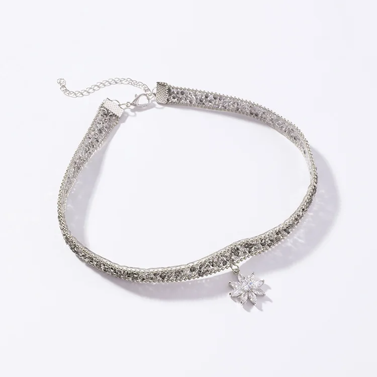 

Korean Simple Fashion Short Necklaces Beautiful Crystal Flower Pendant Choker Necklace for Women Wedding Bridal Jewelry Gift
