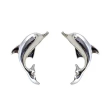 Серьги-гвоздики из белого золота с изображением морских животных дельфинов