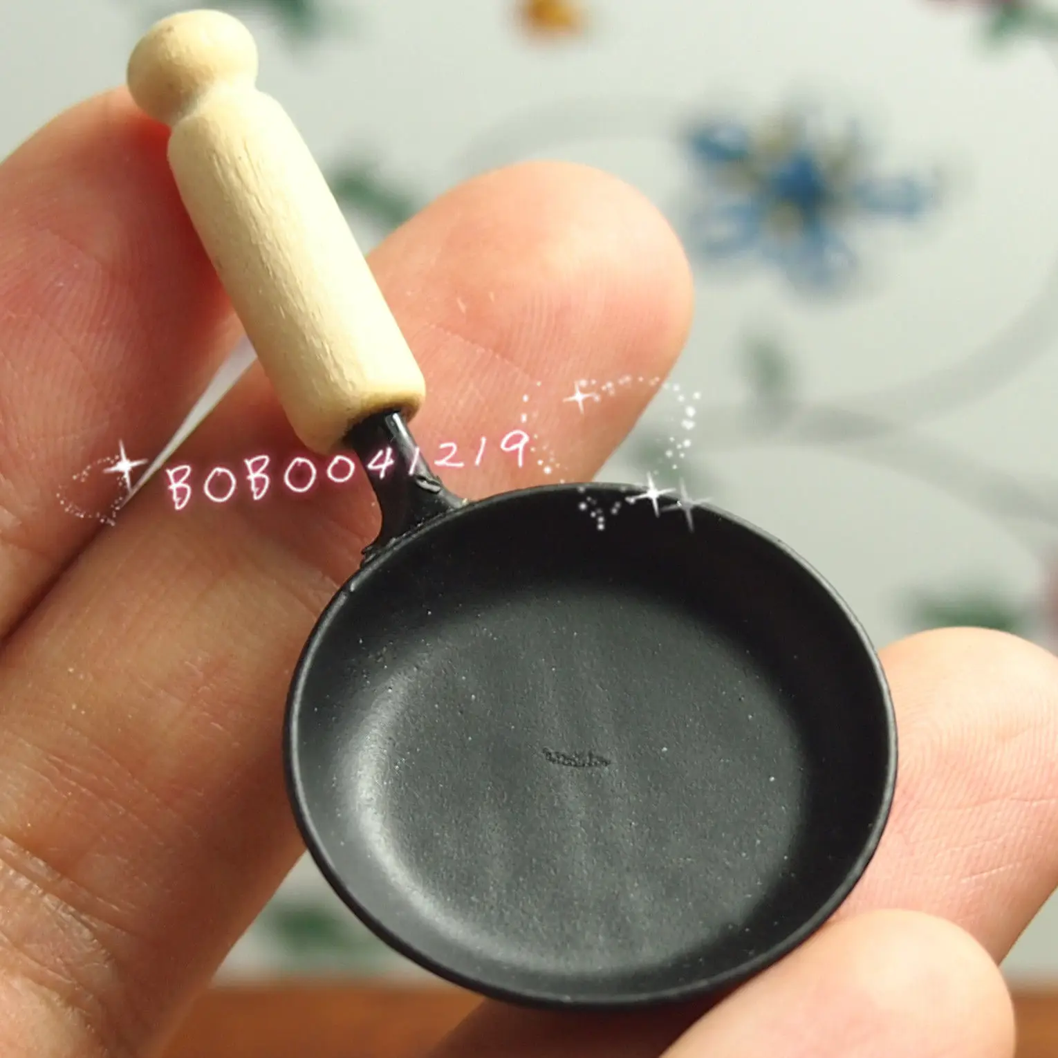 

Dollhouse Miniature 1:12 Toy Kitchen A Metal and Wooden Black Pan L5cm RI1222