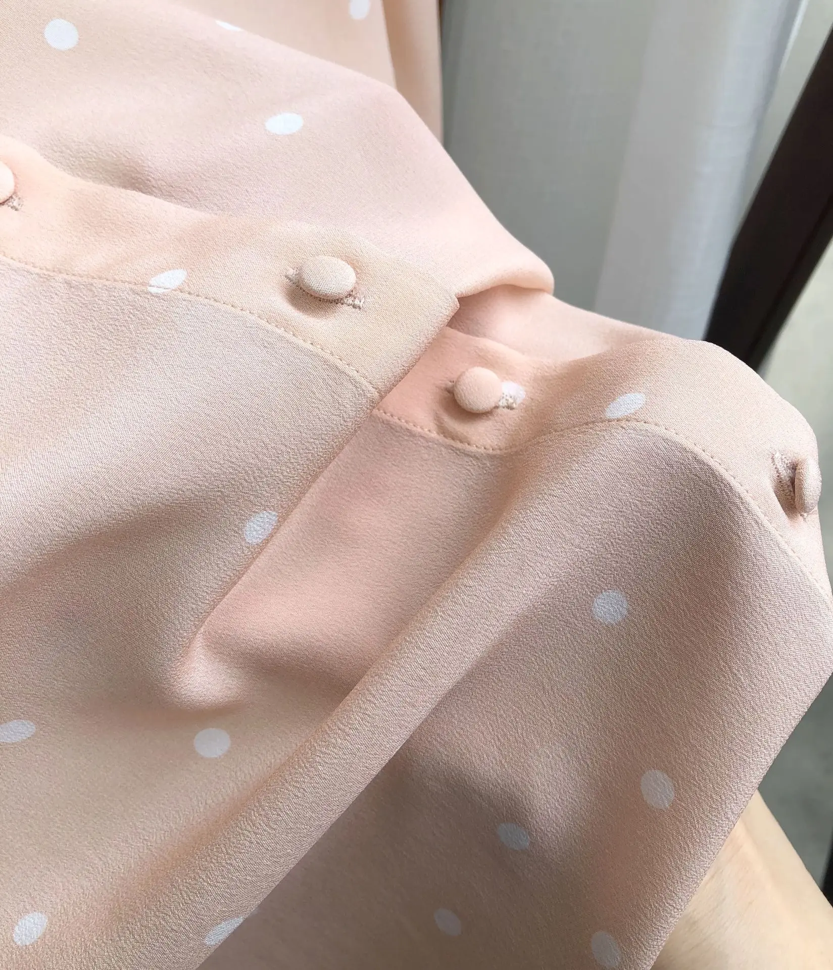 Женская рубашка в горошек с круглым вырезом Шелковый Топ Раннее лето нежный светильник маленькая сумка рубашка с пряжкой