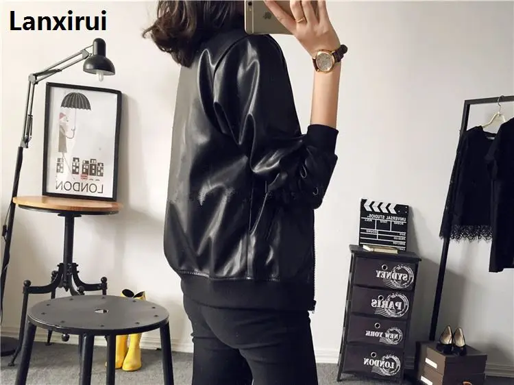 Европейский модный дизайн, шикарная куртка, Женская однотонная черная/Серебристая широкая байкерская куртка с лацканами, искусственная кожа, длинный рукав, осенние короткие куртки, пальто