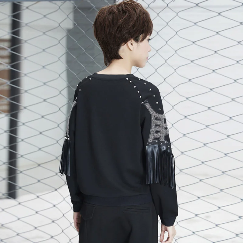 Женская толстовка с кисточками TWOTWINSTYLE Весенняя черная круглым вырезом и длинным