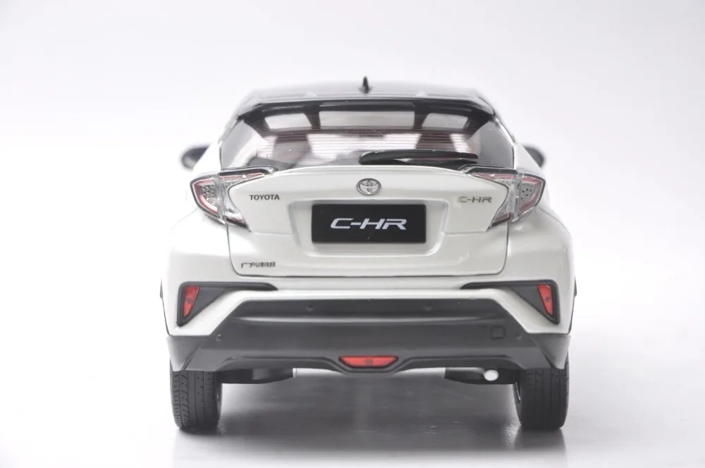 1:18 литая под давлением модель для Toyota C HR 2017 белая и черная крыша Игрушечная