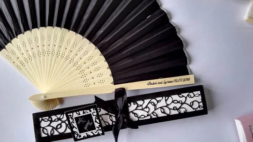 30 pcs/lot Personalized Luxurious Silk Fold hand Fan in Elegant Laser-Cut Gift Box+Party Favors/wedding Gifts+printing - Цвет: Черный