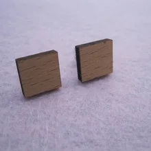 Модные деревянные серьги-гвоздики квадратной формы