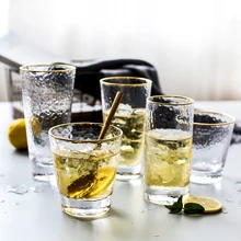 Прозрачная стеклянная чашка в золотой оправе, фруктовый сок, бокал для шампанского, стакан для виски, пива