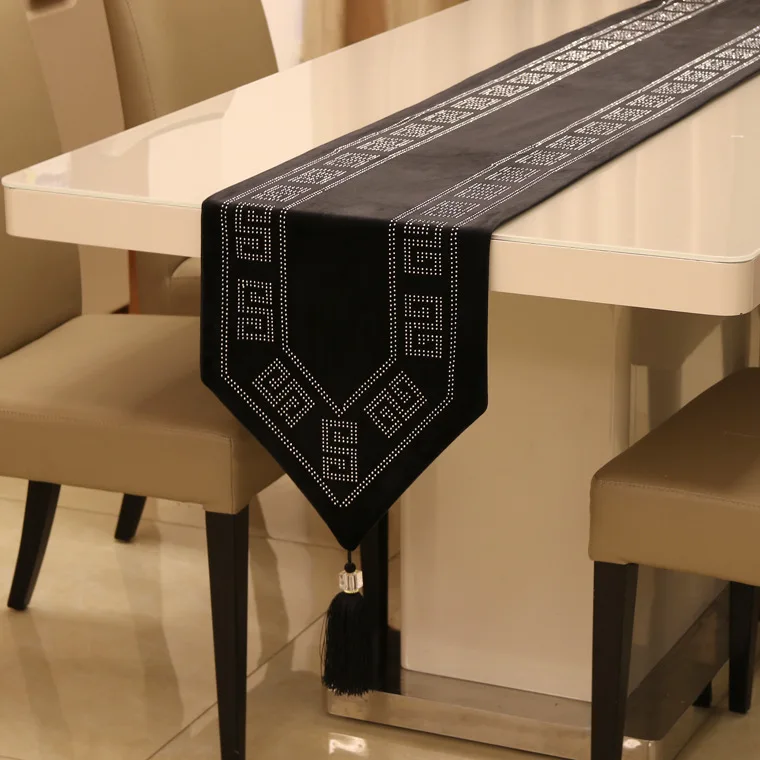 

New arrival Luxury Hot Drilling Black Table Runner Modern Quality Velvet Table Cover for Wedding Party Home Table Decoration