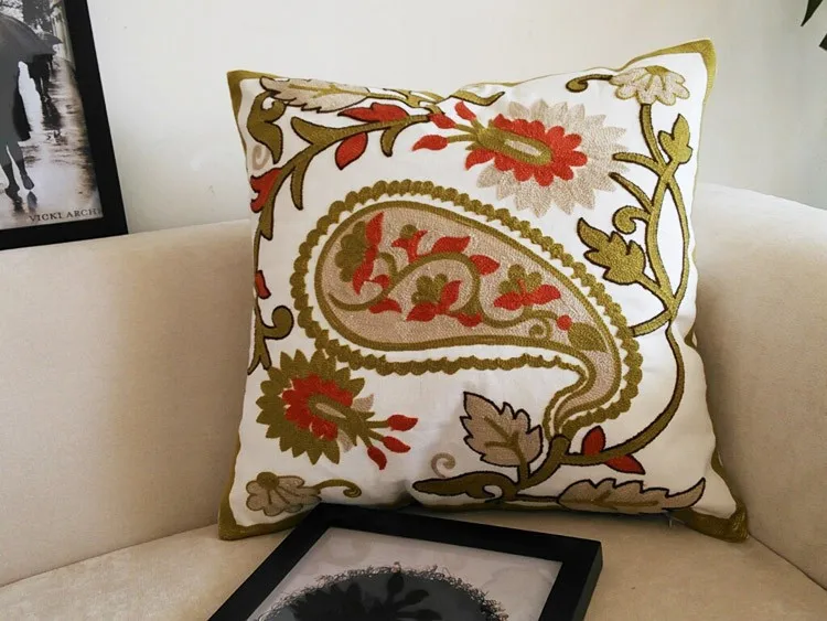 Housse de coussin canapé brodée